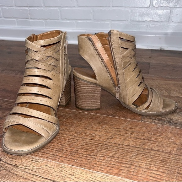 Universal Thread Side Zip Strappy Chunky Heels - Picture 8 of 10